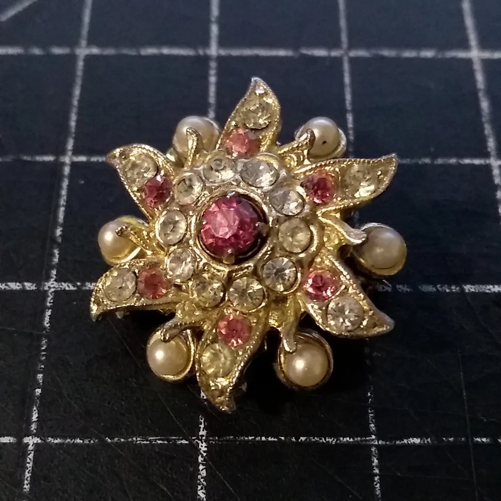Vintage Coro Flower Brooch, Red & White Rhinestones, Pearls, Gold Toned,… - Picture 2 of 7